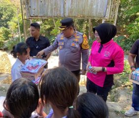 Pascagempa Ende, Siswa SD Inpres Roworena 2 Terima Bantuan Perlengkapan Sekolah