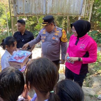 Pascagempa Ende, Siswa SD Inpres Roworena 2 Terima Bantuan Perlengkapan Sekolah