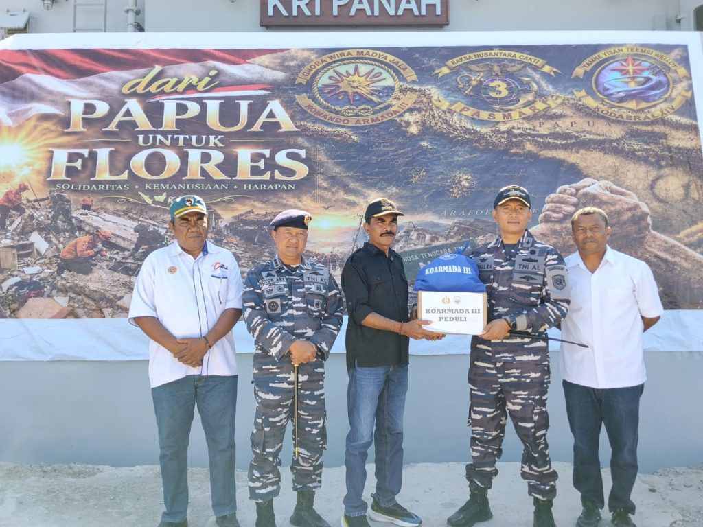 Dua Kapal Perang TNI AL Papua Angkut Bantuan Tanggap Darurat ke Nagekeo