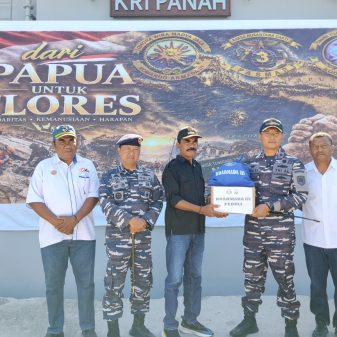 Dua Kapal Perang TNI AL Papua Angkut Bantuan Tanggap Darurat ke Nagekeo