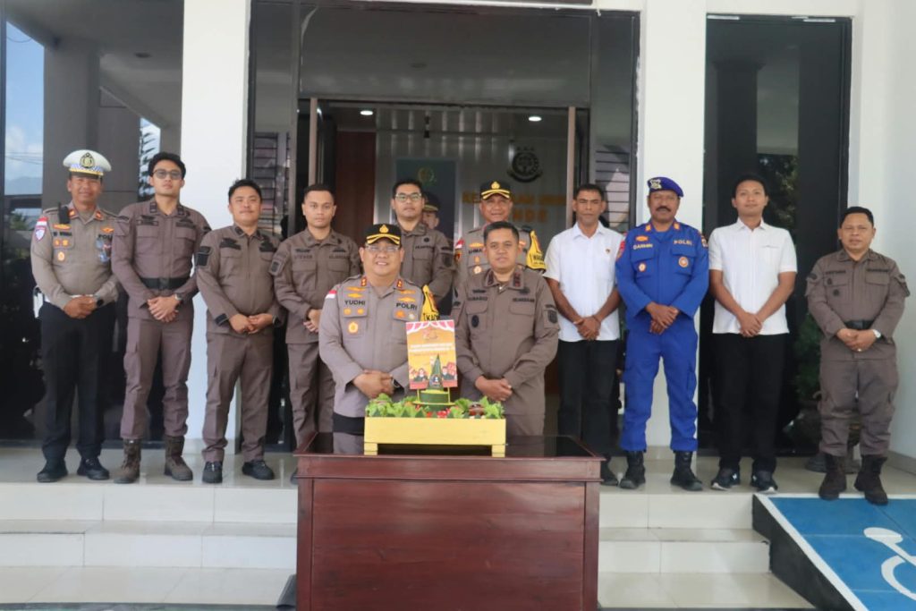 Tumpeng Ulang Tahun dan Komitmen Sinergi Polisi-Jaksa di Ende Flores