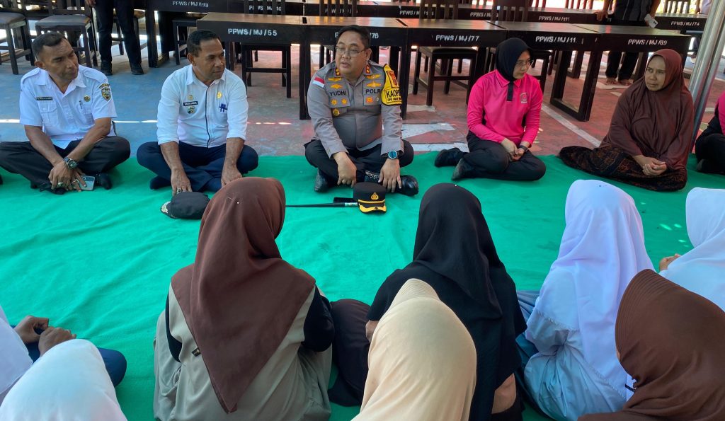 Polres Ende dan Bhayangkari Salurkan Bantuan Pendidikan untuk Santri Pesantren Walisanga