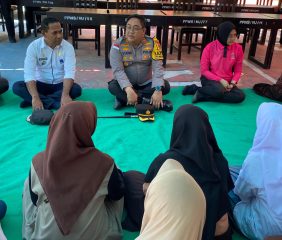 Polres Ende dan Bhayangkari Salurkan Bantuan Pendidikan untuk Santri Pesantren Walisanga