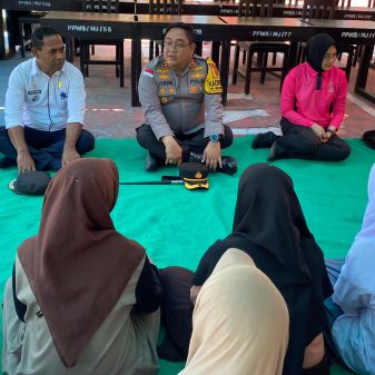 Polres Ende dan Bhayangkari Salurkan Bantuan Pendidikan untuk Santri Pesantren Walisanga