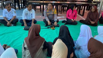 Polres Ende dan Bhayangkari Salurkan Bantuan Pendidikan untuk Santri Pesantren Walisanga