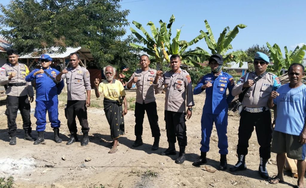 Pascagempa Flores, Polsek Maurole Bersihkan Rumah Warga Rentan di Keliwumbu