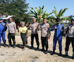 Pascagempa Flores, Polsek Maurole Bersihkan Rumah Warga Rentan di Keliwumbu
