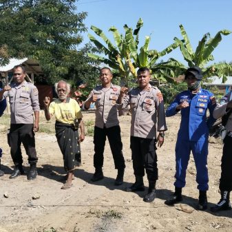 Pascagempa Flores, Polsek Maurole Bersihkan Rumah Warga Rentan di Keliwumbu