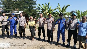 Pascagempa Flores, Polsek Maurole Bersihkan Rumah Warga Rentan di Keliwumbu