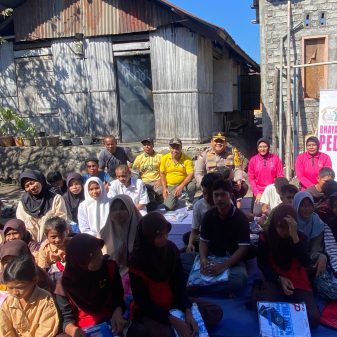 Polres Ende dan Bhayangkari Distribusikan Perlengkapan Sekolah untuk Anak Terdampak Gempa