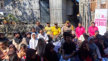 Polres Ende dan Bhayangkari Distribusikan Perlengkapan Sekolah untuk Anak Terdampak Gempa