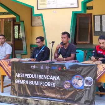 HUT Ke-81 RRI, LPP RRI Ende Gandeng Mitra Salurkan Bantuan dan Edukasi Gempa di Mukusaki