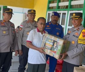 Polres Ende Salurkan Bantuan Kapolda NTT ke Pulau Ende Lewat Jalur Laut