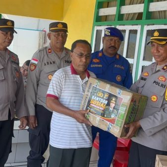Polres Ende Salurkan Bantuan Kapolda NTT ke Pulau Ende Lewat Jalur Laut