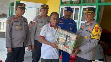 Polres Ende Salurkan Bantuan Kapolda NTT ke Pulau Ende Lewat Jalur Laut