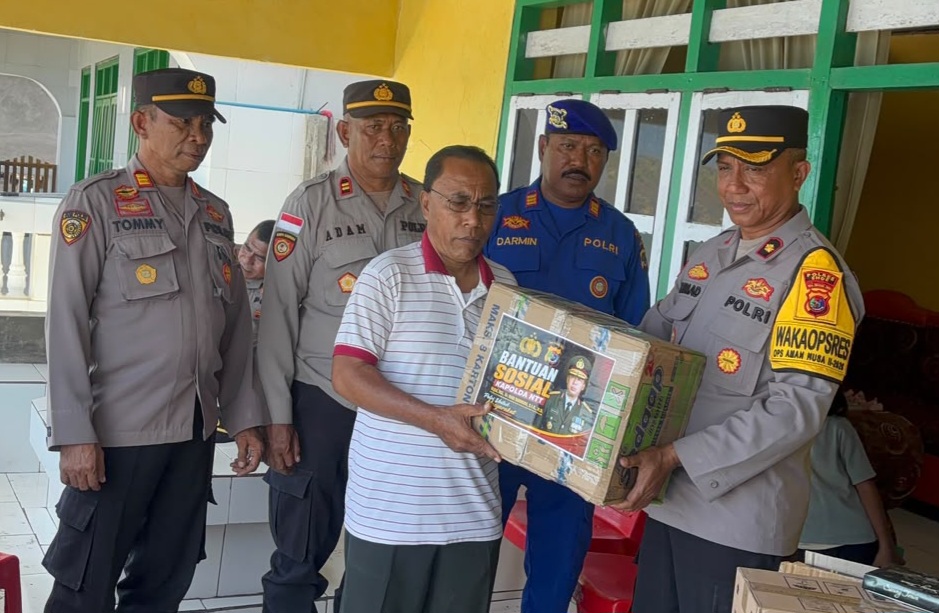 Polres Ende Salurkan Bantuan Kapolda NTT ke Pulau Ende Lewat Jalur Laut