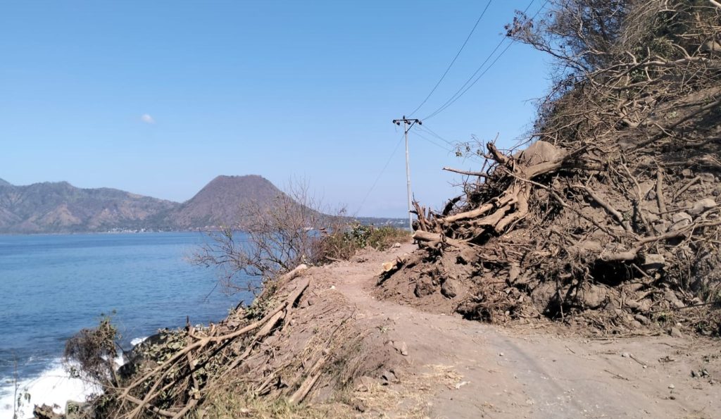 Ende : Tebing Dekat Kawasan Wisata Tangga Alam Longsor, Jalur Wolowona-Wolotopo Terhambat
