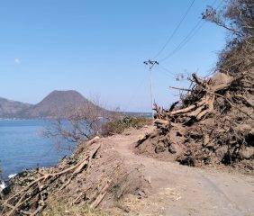 Tebing Dekat Kawasan Wisata Tangga Alam Longsor, Jalur Wolowona-Wolotopo Terhambat