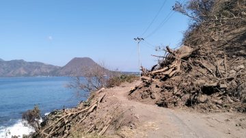 Ende : Tebing Dekat Kawasan Wisata Tangga Alam Longsor, Jalur Wolowona-Wolotopo Terhambat
