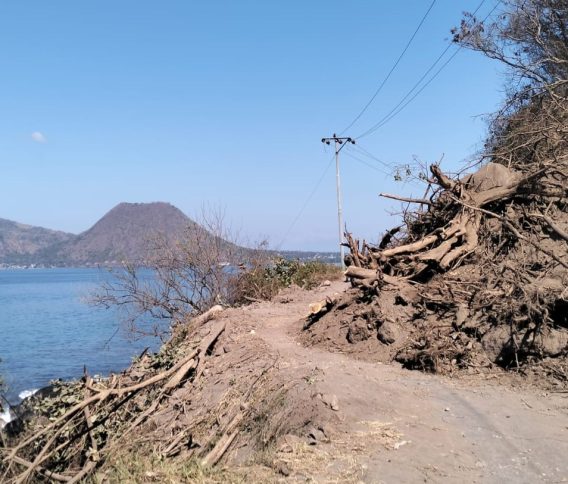Ende : Tebing Dekat Kawasan Wisata Tangga Alam Longsor, Jalur Wolowona-Wolotopo Terhambat