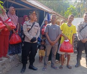 Dukung Pemulihan Pasca Gempa, Polsek Ende Salurkan Bantuan kepada Warga Terdampak
