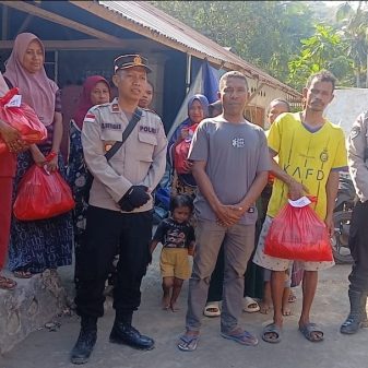 Dukung Pemulihan Pasca Gempa, Polsek Ende Salurkan Bantuan kepada Warga Terdampak