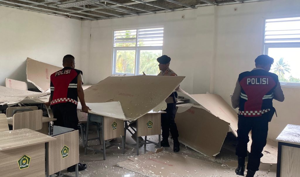 Pemulihan MTsN 3 Ende, Personel Sat Samapta Bersihkan Material Bangunan yang Roboh