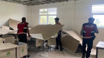 Pemulihan MTsN 3 Ende, Personel Sat Samapta Bersihkan Material Bangunan yang Roboh