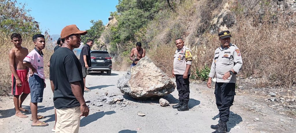 Pasca-gempa Flores, Polisi dan Warga Nuanaga Gotong Royong Bersihkan Jalur Trans Utara