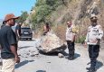 Pasca-gempa Flores, Polisi dan Warga Nuanaga Gotong Royong Bersihkan Jalur Trans Utara