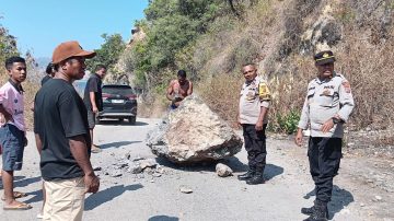 Pasca-gempa Flores, Polisi dan Warga Nuanaga Gotong Royong Bersihkan Jalur Trans Utara