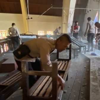 Pascagempa Flores, Personel Polres Ende Bersihkan Gereja Katedral