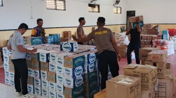 Gempa Flores: Polres TTU dan Seniman Salurkan Ribuan Paket Logistik untuk Korban di Ende