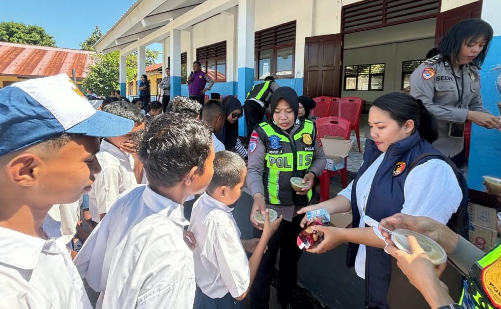 Pasca-gempa Flores, Polwan Polres Ende Salurkan Makanan Bergizi bagi Pelajar