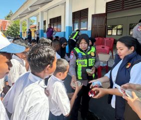 Pasca-gempa Flores, Polwan Polres Ende Salurkan Makanan Bergizi bagi Pelajar