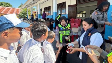 Pasca-gempa Flores, Polwan Polres Ende Salurkan Makanan Bergizi bagi Pelajar