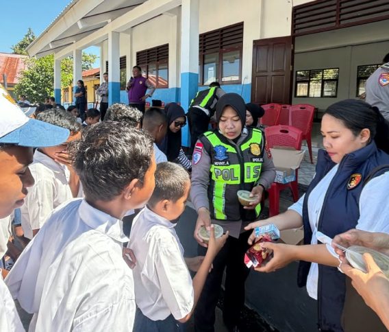 Pasca-gempa Flores, Polwan Polres Ende Salurkan Makanan Bergizi bagi Pelajar