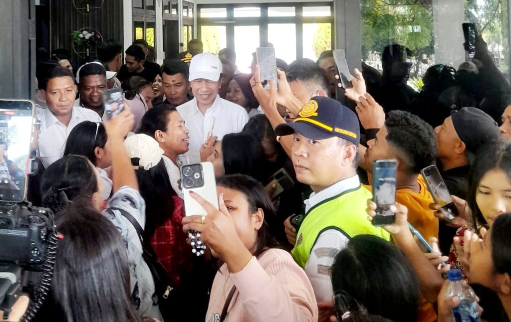 Tembus Palue, Presiden Ke-7 RI Jokowi Tinjau Dampak Gempa Flores dan Bermalam di Tenda