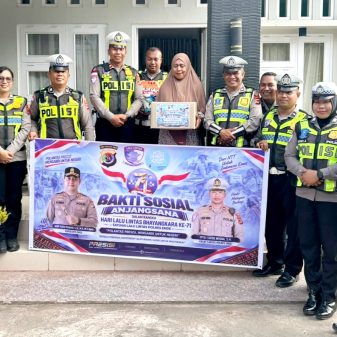 Menjelang Hari Lalu Lintas, Satlantas Polres Ende Silaturahmi ke Rumah Warakawuri