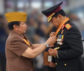 Terima Bintang Kehormatan LVRI, Kapolda NTT Tekankan Pentingnya Nilai Perjuangan
