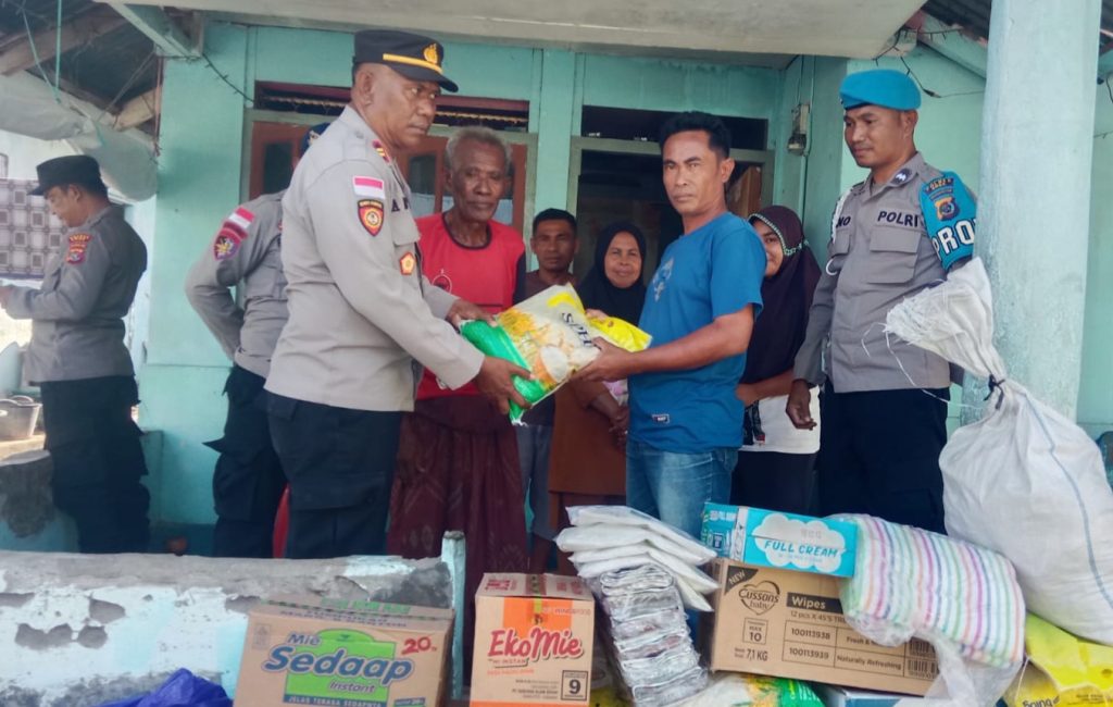 Polda NTT dan Polres Ende Salurkan Bantuan Korban Gempa di Pulau Ende