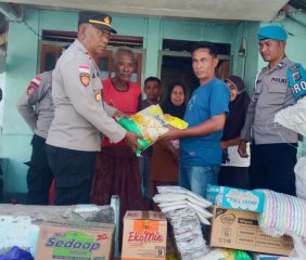 Polda NTT dan Polres Ende Salurkan Bantuan Korban Gempa di Pulau Ende