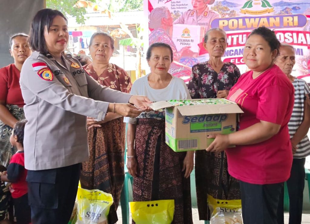 Polwan Polres Ende Salurkan Bantuan dan Dampingi Trauma Anak-Anak