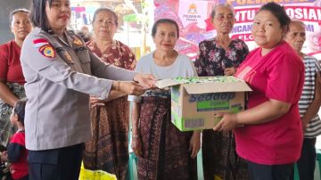 Polwan Polres Ende Salurkan Bantuan dan Dampingi Trauma Anak-Anak