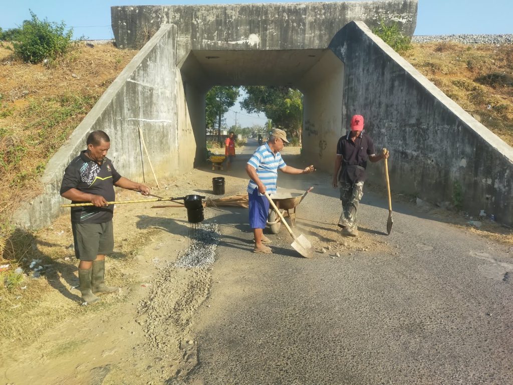 Peduli  Akses Warga, LSM DRBI Maros Bersama Pemerintah Setempat dan Warga Tambal Jalan Poros Palisi Secara Swadaya