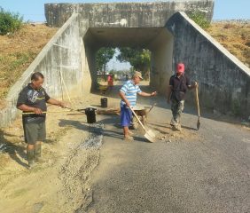 Peduli  Akses Warga, LSM DRBI Maros Bersama Pemerintah Setempat dan Warga Tambal Jalan Poros Palisi Secara Swadaya