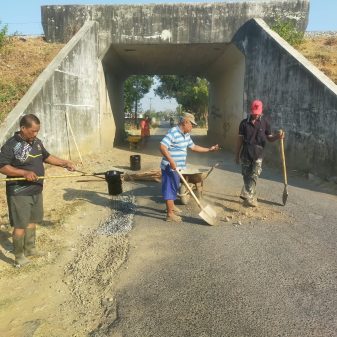 Peduli  Akses Warga, LSM DRBI Maros Bersama Pemerintah Setempat dan Warga Tambal Jalan Poros Palisi Secara Swadaya