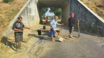 Peduli  Akses Warga, LSM DRBI Maros Bersama Pemerintah Setempat dan Warga Tambal Jalan Poros Palisi Secara Swadaya