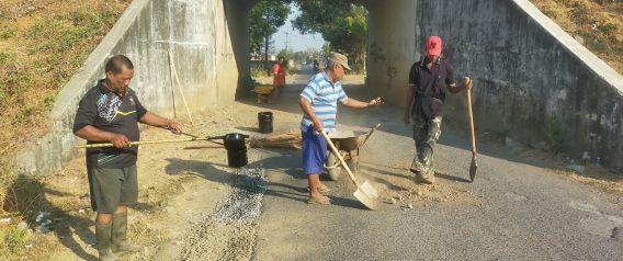 Peduli  Akses Warga, LSM DRBI Maros Bersama Pemerintah Setempat dan Warga Tambal Jalan Poros Palisi Secara Swadaya
