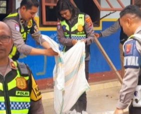 Aksi Humanis Satlantas Polres Ngada : Bersihkan Reruntuhan Kelas SDN Radha dan Hibur Siswa